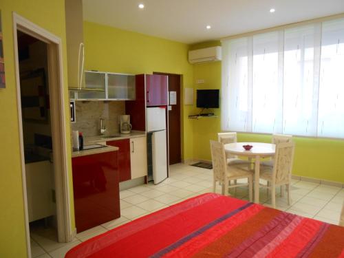 アメリー・レ・バン・パラルダにあるLes Mimosasの小さなテーブル付きのキッチン、黄色い壁のキッチンが備わります。