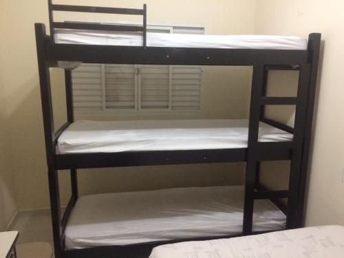 a set of bunk beds in a room at Casa Familiar em Campinas com 2 Quartos, 1 banheiro, 1 vaga para carro in Campinas