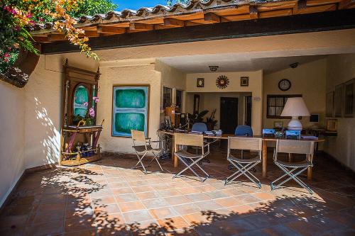 Un patio o zona al aire libre en Casa Bugambilia, Un Pequeño Hotel en Tepoztlán