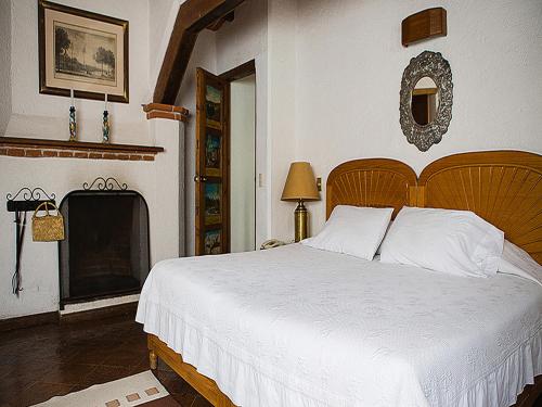 Cama o camas de una habitación en Casa Bugambilia, Un Pequeño Hotel en Tepoztlán