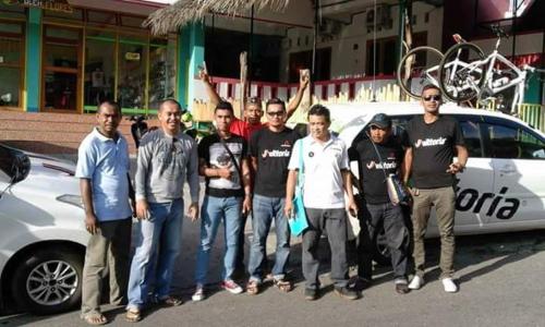 a group of men standing in front of a car at Dasi Guesthouse in Ende