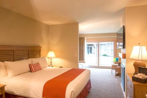 a hotel room with a bed and a television at Inn at Cannon Beach in Cannon Beach