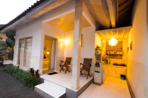 a kitchen and living room of a house at Kubu Betel Home Stay in Canggu