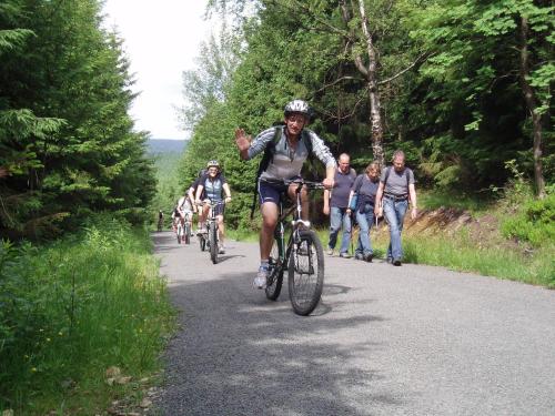 un grupo de personas montando bicicletas por un sendero en Hotel Skála en Malá Skála