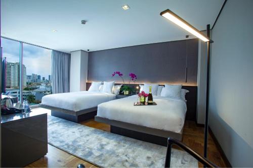Postel nebo postele na pokoji v ubytování Ramada Encore by Wyndham Makati