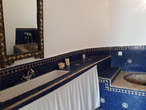 La salle de bains est pourvue d'un lavabo et d'un miroir. dans l'établissement Dar es Salam-Alta, à Assilah