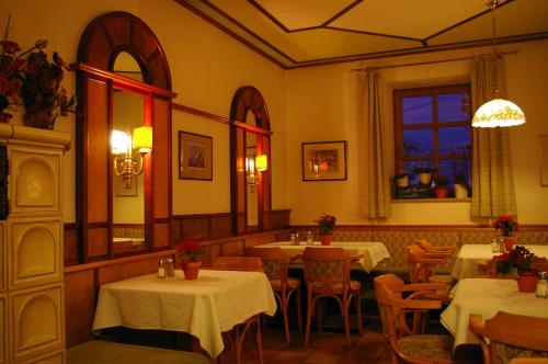 a restaurant with tables and chairs in a room at Pension Zur Alten Schmiede in Zwiesel