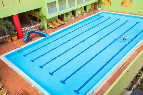 Piscina de la sau aproape de The Aiyapura Bangkok