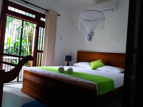 Un pat sau paturi într-o cameră la Cinnamon Apartment Panadura
