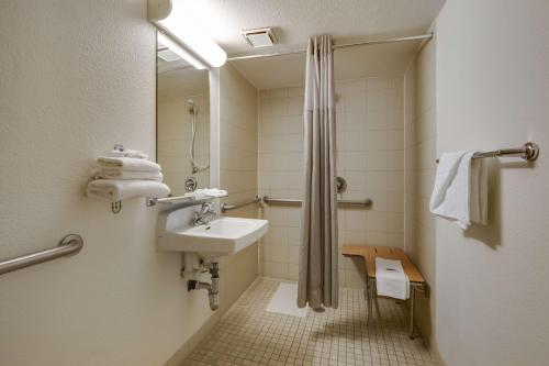 Et badeværelse på Motel 6-Tempe, AZ - Broadway - ASU