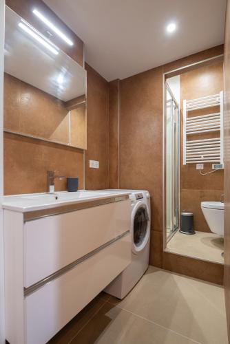 La salle de bains est pourvue d'un lave-linge et d'un sèche-linge. dans l'établissement 