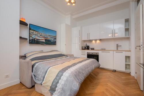 une chambre blanche avec un lit et une cuisine dans l'établissement 