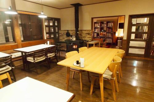 Okushiga Lodge Yama no Manimani tesisinde bir restoran veya yemek mekanı