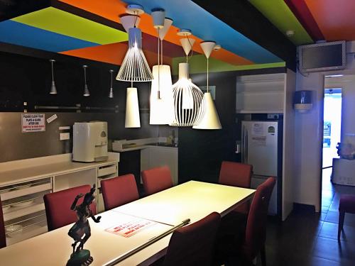 eine Küche mit einem Tisch und einer Regenbogendecke in der Unterkunft Campbell Inn in Singapur