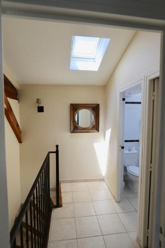 La salle de bains est pourvue d'une lucarne et de toilettes. dans l'établissement Maison de Margot, à Peyriac-Minervois