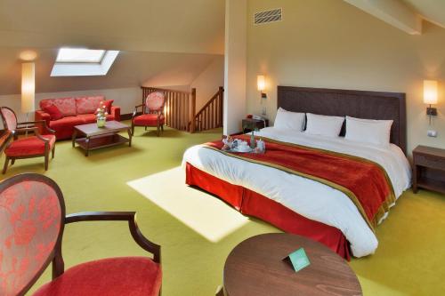 A bed or beds in a room at Le Clos Rebillotte