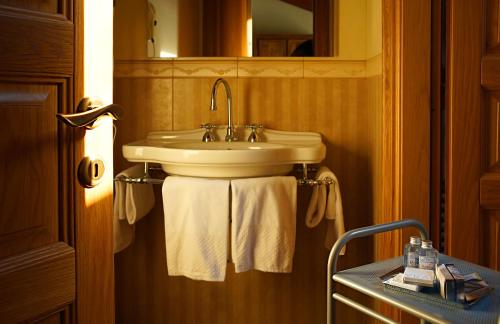 bagno con lavandino e asciugamani di Agriturismo Il Boschetto a Ornago