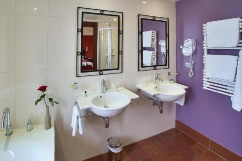 A bathroom at Le Clos Rebillotte