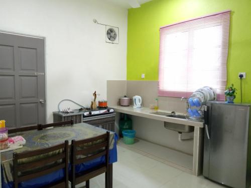 A kitchen or kitchenette at IDUL Sunrise View