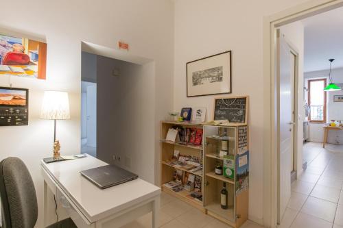 Zimmer mit einem Schreibtisch, einem Tisch und einer Tafel in der Unterkunft B&B Ponte Manin in Verona