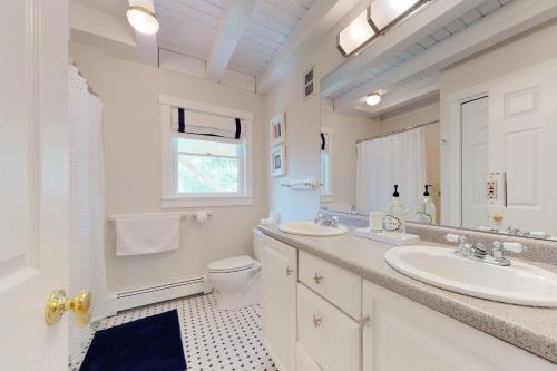 Gallery image of #OB Pool House in Oak Bluffs