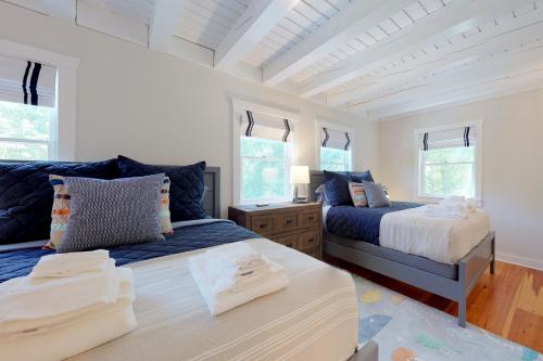 Un pat sau paturi într-o cameră la #OB Pool House