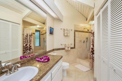 y baño con lavabo, aseo y ducha. en Pali Ke Kua #8, en Princeville