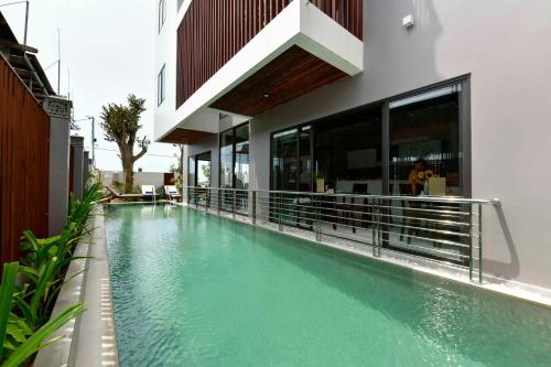 une piscine en face d'un bâtiment dans l'établissement Sun Paradise Villa Hoi An, à Hội An