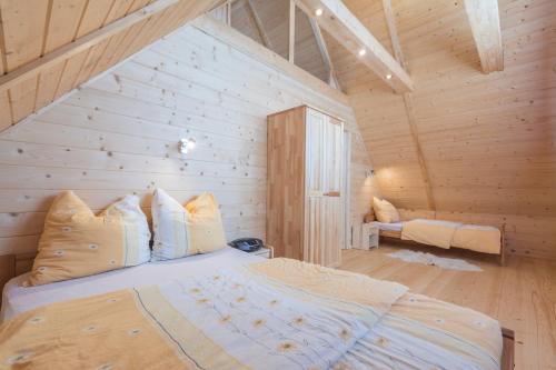 a bedroom with a bed in a wooden cabin at Domki z Dusza in Bańska Niżna