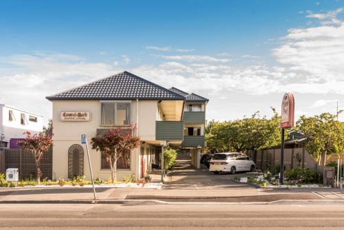 a house on the corner of a street at Central Park Motor Lodge in Christchurch