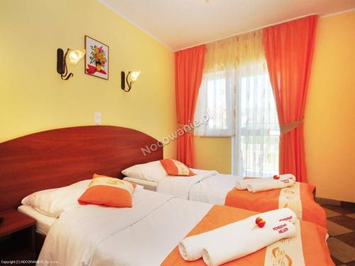 Habitación de hotel con 2 camas y ventana en Helios, en Mielno