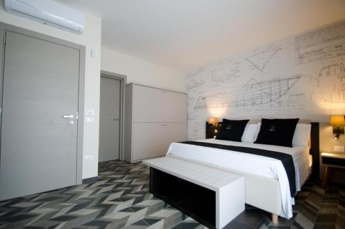 Un dormitorio con una cama y una pared con dibujos. en Riva 33, en Porto Cesareo