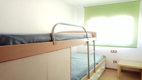 ムンロッチ・ダル・カムにあるSHG APARTAMENTOS MONT-ROIGの窓付きの部屋の二段ベッド1台分です。