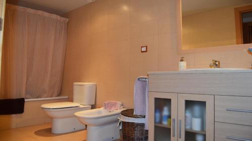 uma casa de banho com um WC e um lavatório em SHG APARTAMENTOS MONT-ROIG em Mont-roig del Camp