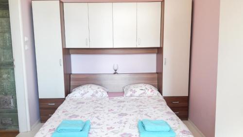 A bed or beds in a room at Apartment Villa Helios