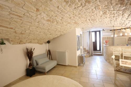 sala de estar con sofá y pared de piedra en Casa Vacanze Il Rifugio Del Principe, en Putignano