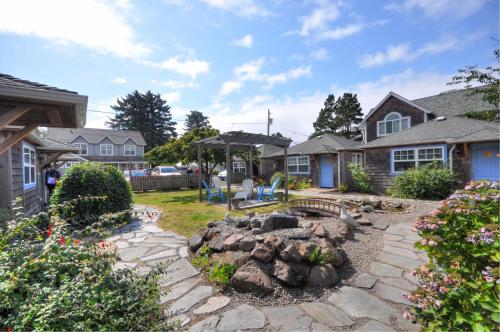 a backyard with a fire pit in the yard at Hidden Villa Cottages in Cannon Beach