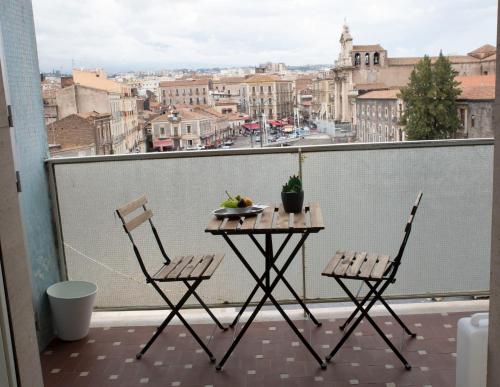un tavolo e sedie su un balcone con vista di Antico Mercato a Catania