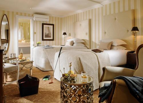 um quarto com uma cama grande e uma mesa em Killarney Royal Hotel em Killarney