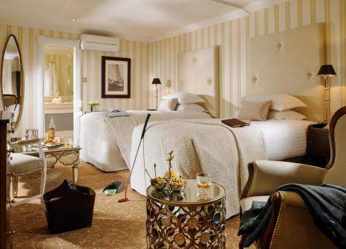 1 dormitorio con 1 cama grande y 1 mesa en Killarney Royal Hotel en Killarney