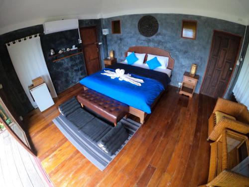 - une chambre avec un lit et du parquet dans l'établissement Blue Heaven Resort Koh Tao, à Koh Tao