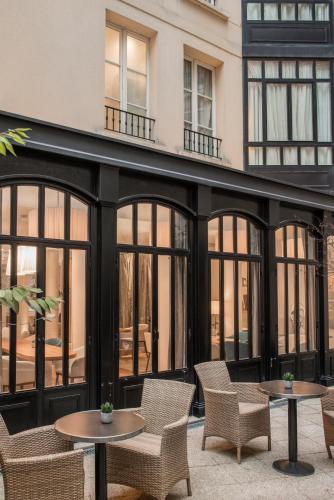 Ein Sitzbereich in der Unterkunft Hôtel Le Walt by Inwood Hotels