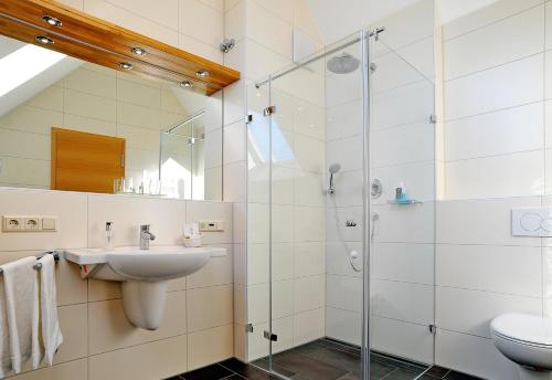 Bilik mandi di Gasthof Hotel Zum Hirsch***S
