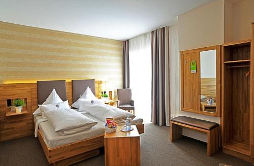 Postel nebo postele na pokoji v ubytování Gasthof Hotel Zum Hirsch***S