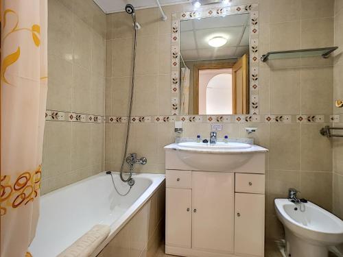 łazienka z umywalką, wanną i lustrem w obiekcie Ribera Beach 3 - 2706 w mieście Mar de Cristal
