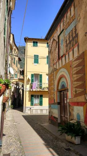 an alley in a city with a yellow building at Casa Pablo in Badalucco