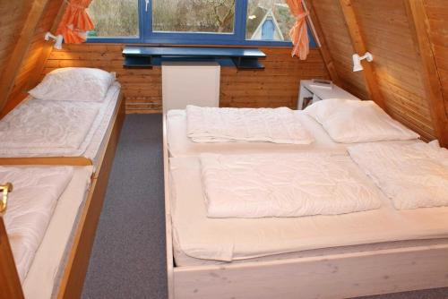 Ένα ή περισσότερα κρεβάτια σε δωμάτιο στο Zeltdachhaus mit WLan und Zaun