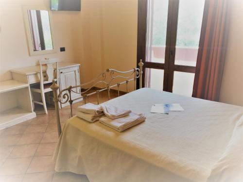 ein Schlafzimmer mit einem Bett mit zwei Handtüchern darauf in der Unterkunft La Torre in Taurianova