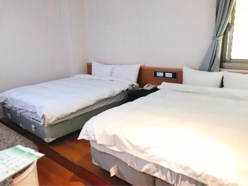 Chang Ti Metropolis Commercial Hotel tesisinde bir odada yatak veya yataklar