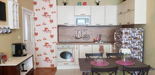 ブルガスにあるFlorata apartmentの小さなキッチン(テーブル、冷蔵庫付)